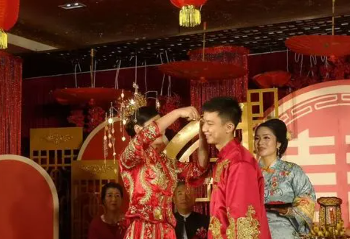中式婚礼必须是完璧之身吗（只有完璧之身才能凤冠霞帔么）
