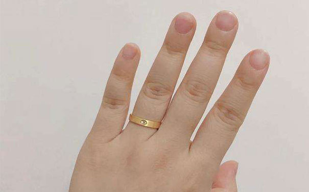 女士的戒指应该戴在哪只手上(女士戒指应该戴在哪个指头上?)