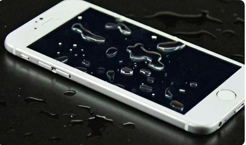苹果手机掉水里图片