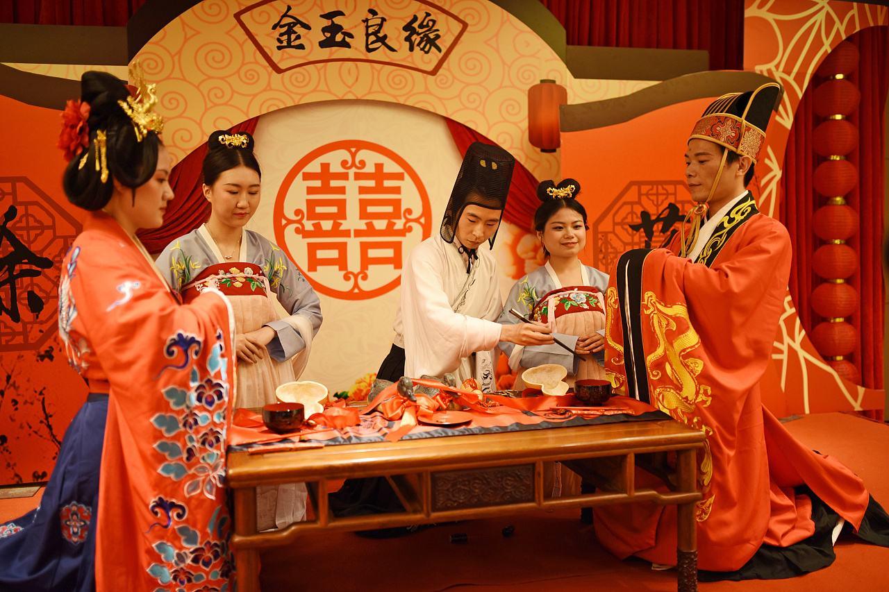 穿中式古装结婚礼服的新娘和新郎敬酒-蓝牛仔影像-中国原创广告影像素材