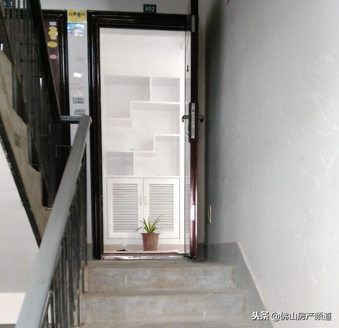 门对楼梯风水怎样化解,入户门对楼梯7种化解方法